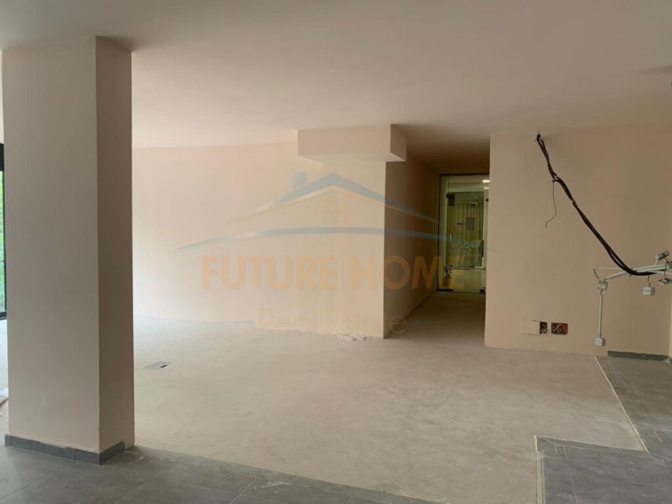 Durres, jepet me qera ambjent biznesi Kati 2, 155 m² 750 € (Prane Drejtorise se policise, Durrës)