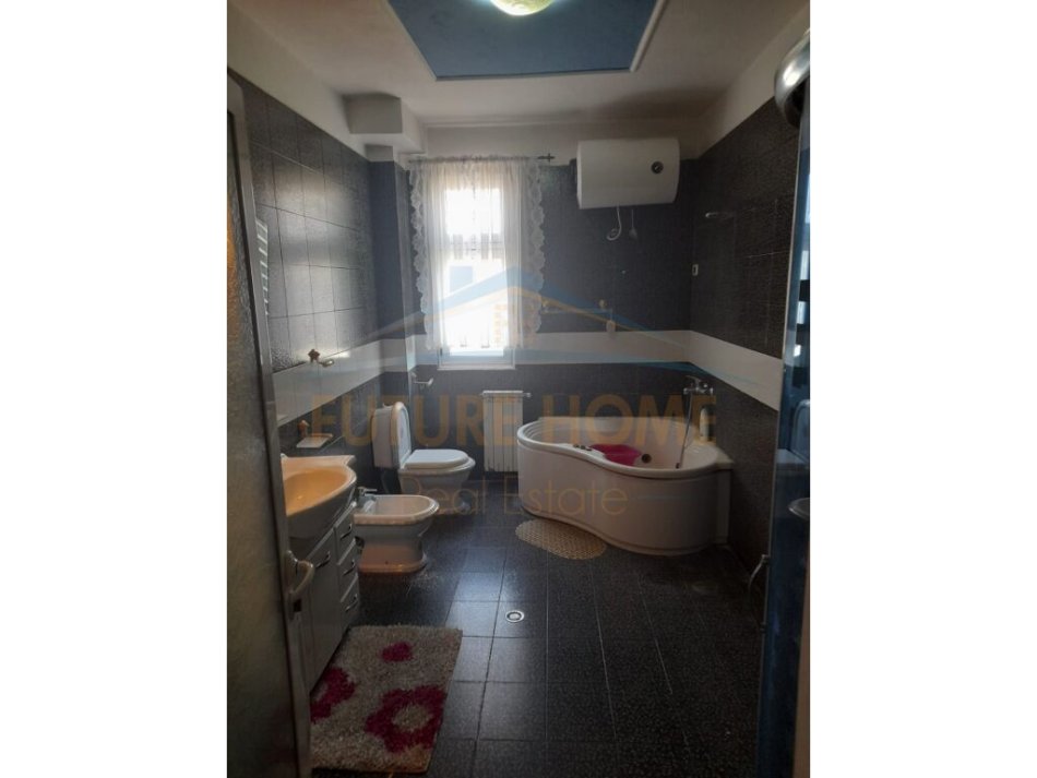 Durres, shitet apartament 3+1+Aneks+Ballkon Kati 3, 196 m² 140.000 € (Kryqi-Kuq , Durres)