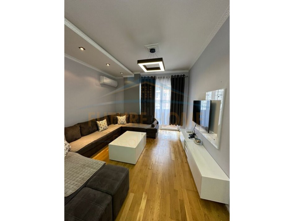 Tirane, jepet me qera apartament 2+1+Ballkon Kati 4, 96 m² 600 € (Unaza e Re)
