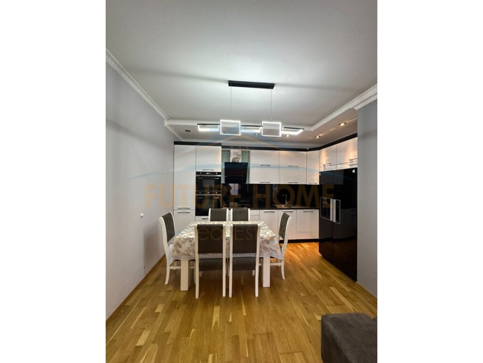 Tirane, jepet me qera apartament 2+1+Ballkon Kati 4, 96 m² 600 € (Unaza e Re)