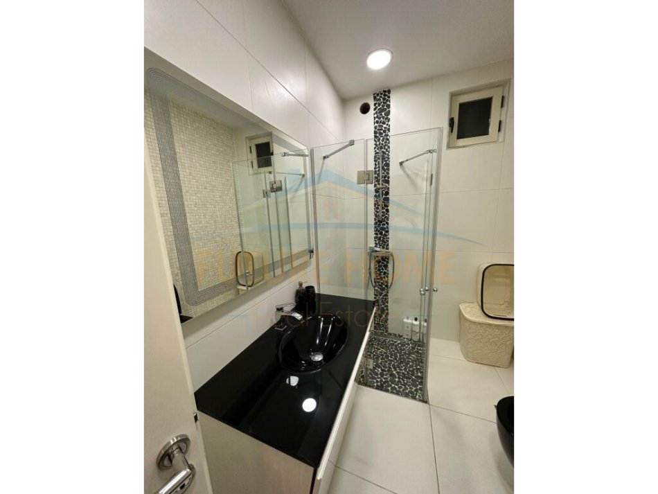 Tirane, jepet me qera apartament 2+1+Ballkon Kati 4, 96 m² 600 € (Unaza e Re)
