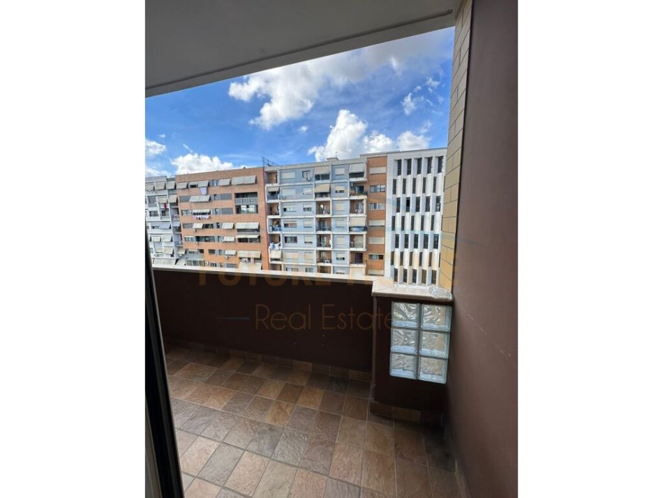 Tirane, jepet me qera apartament 2+1+Ballkon Kati 4, 96 m² 600 € (Unaza e Re)