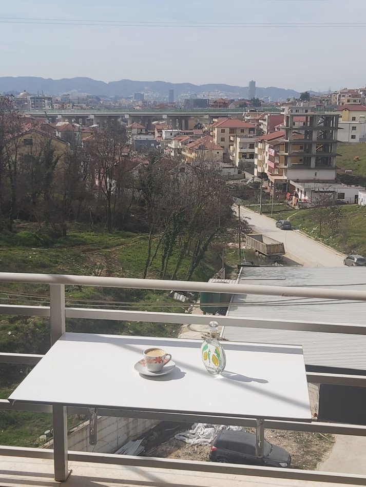 Tirane, jepet me qera apartament 1+1 sip 65 m². E mobiluar full. Kati 4. Me ashensor. Ndertim i ri. 500 € (adresa:kompleksi Tom Doshit ne Shkoze, Tirane.)