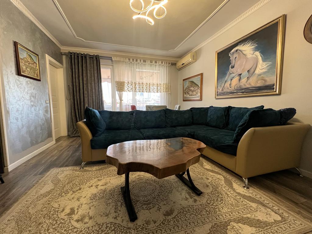Jepet me qera Apartamenti 2+1 900 euro, rruga e Durresit Mbrapa Ambasades Polake.