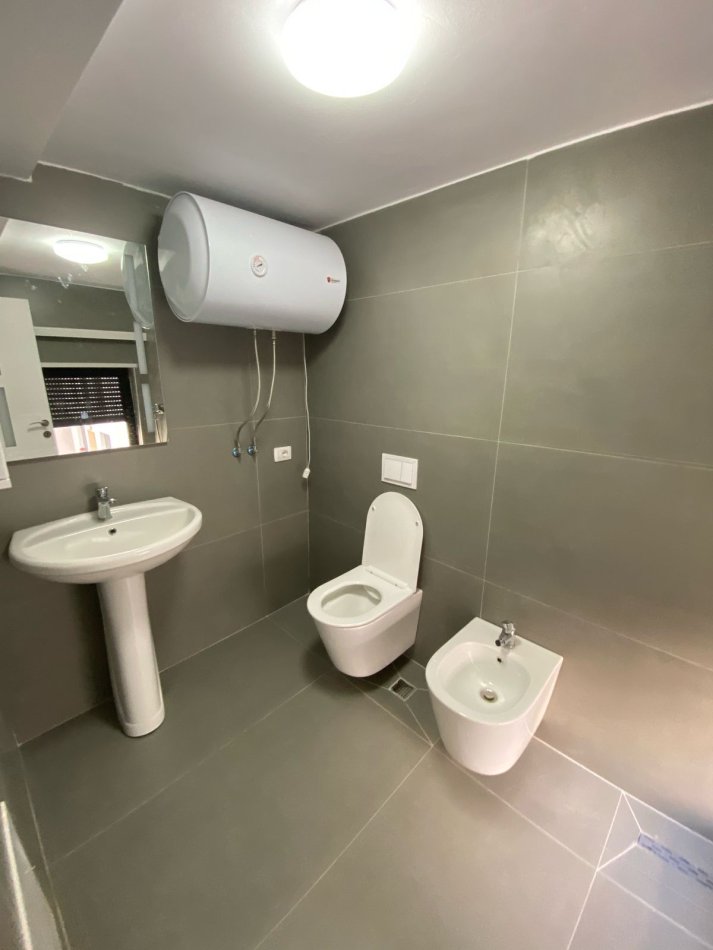 Tirane, jepet me qera apartament duplex 2+1+Aneks+Ballkon Kati 1, 140 m² 800 € (Kodra e Diellit 2)