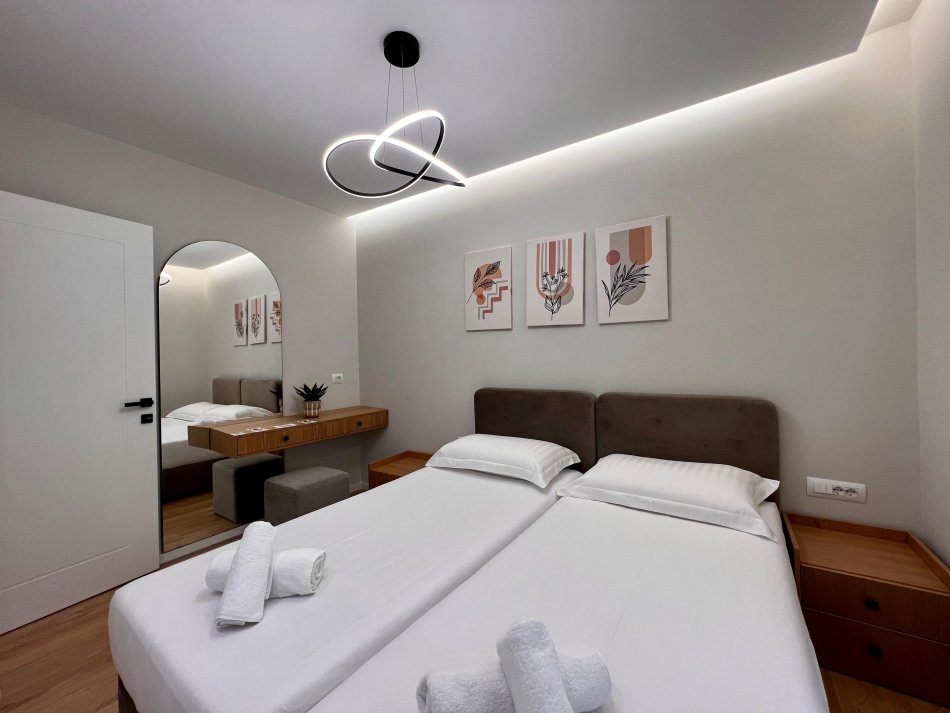 Tirane, jepet me qera apartament 2+1+Ballkon Kati 3, 80 m² 700 € (Shkolla Osman Myderizi pranë Ambasadës Amerikane)