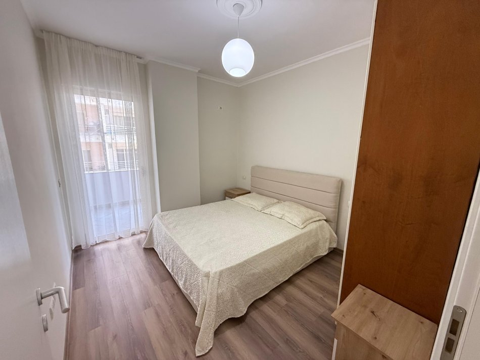 Tirane, jepet me qera apartament 1+1 Kati 5, 70 m² 350 € (misto mame)