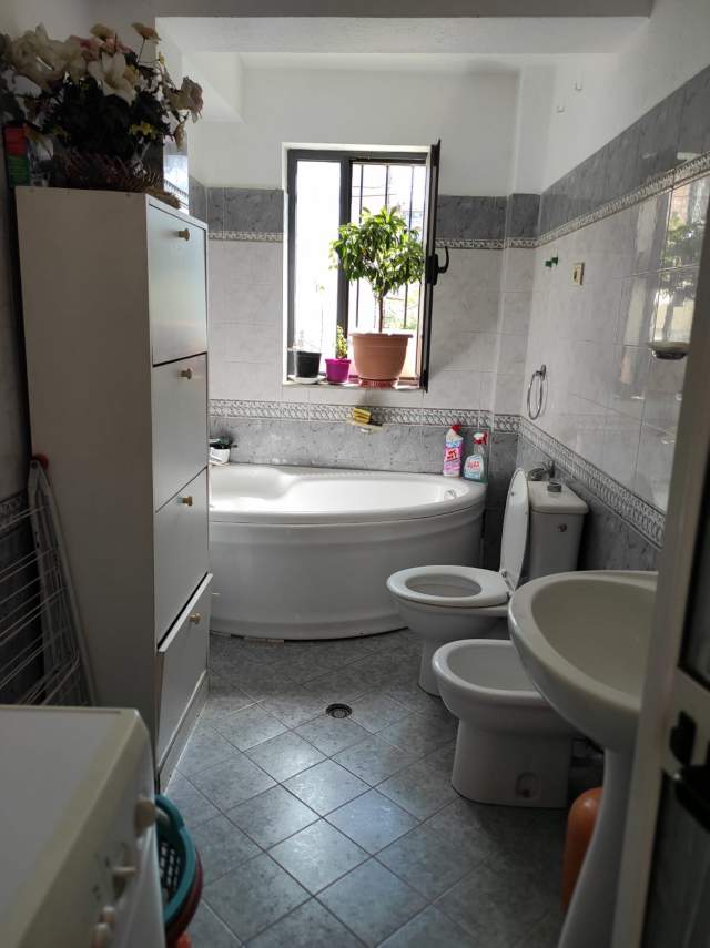 Tirane, shitet apartament 3+1+BLK Kati 2, 108.000 m² 108.000 Euro (Rruga Idriz Dollaku)