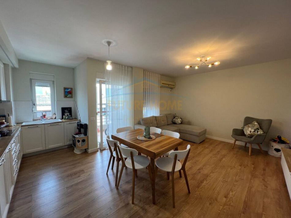 Tirane, jepet me qera apartament 2+1+Ballkon, Kati 4, 96 m² 800 € (Liqeni i Thate)