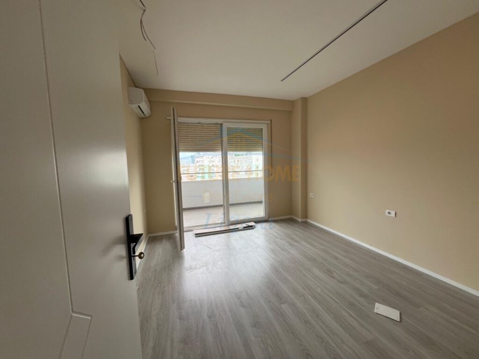 Tirane, jepet me qera apartament 2+1, Kati 10, 142 m² 950 € (Komuna e Parisit)