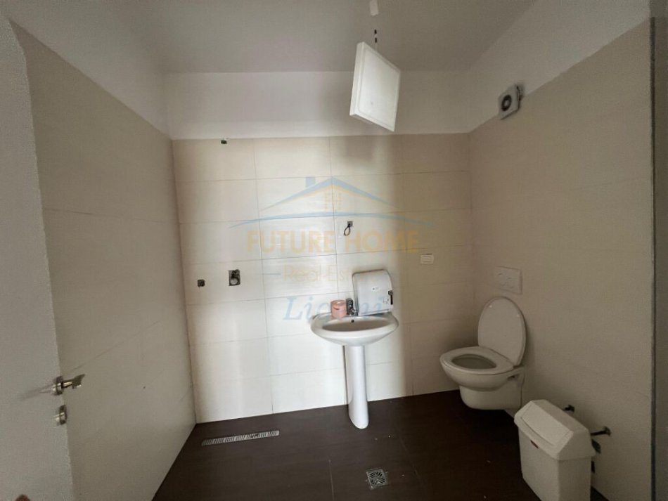 Tirane, jepet me qera apartament 2+1, Kati 10, 142 m² 950 € (Komuna e Parisit)