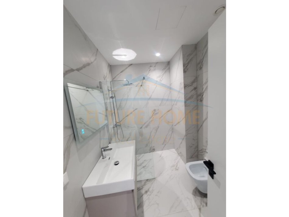 Tirane, jepet me qera apartament 2+1 Kati 3, 105 m² 1.300 € (Depo, Lake View)