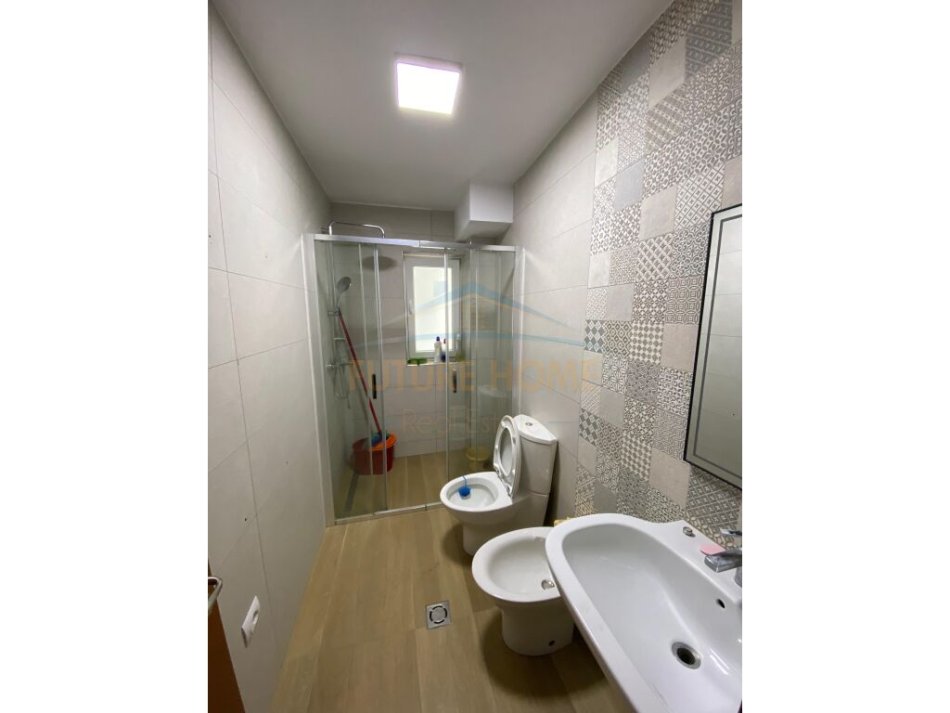 Tirane, jepet me qera 3+1 Kati 2, 1.000 € (Bulevardi Zogu I.)