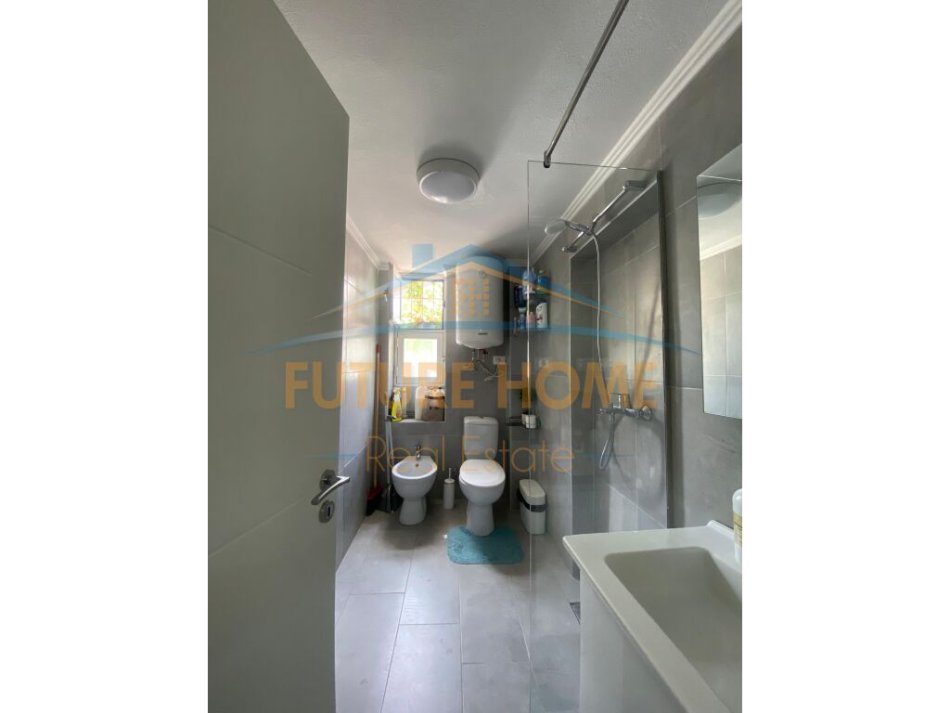 Tirane, shes apartament 1+1 Kati 1, 58 m² 145000 € (Stacioni i Trenit)