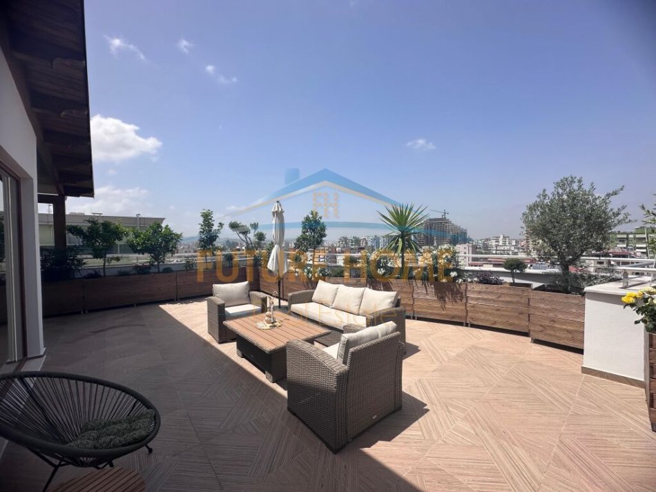 Tirane, shitet Dublex Kati 10, 340 m² (sheshi willson bllok)