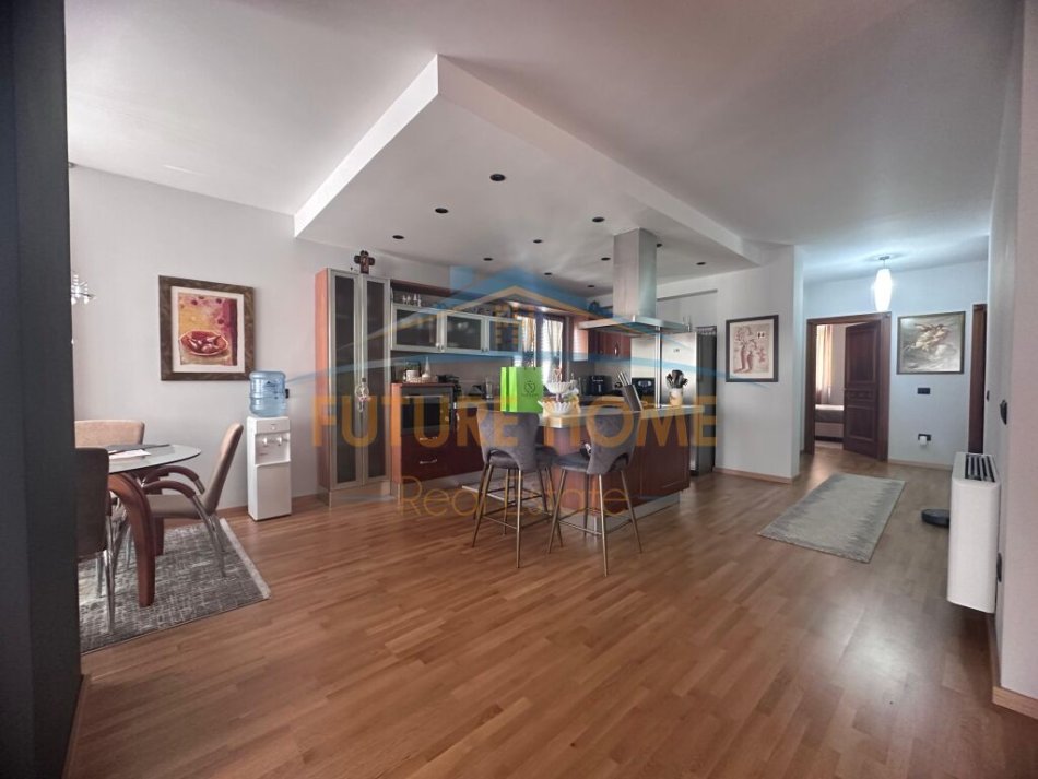 Tirane, shitet Dublex Kati 10, 340 m² (sheshi willson bllok)