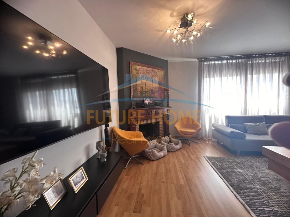 Tirane, shitet Dublex Kati 10, 340 m² (sheshi willson bllok)