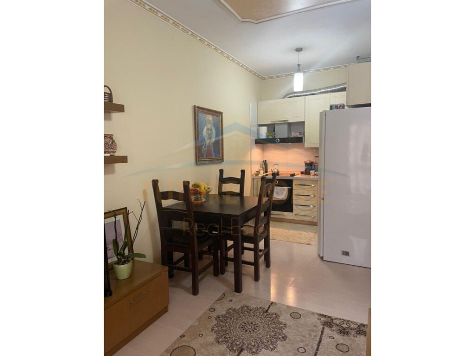 Tirane, jepet me qera 1+1 Kati 3, 350 € 