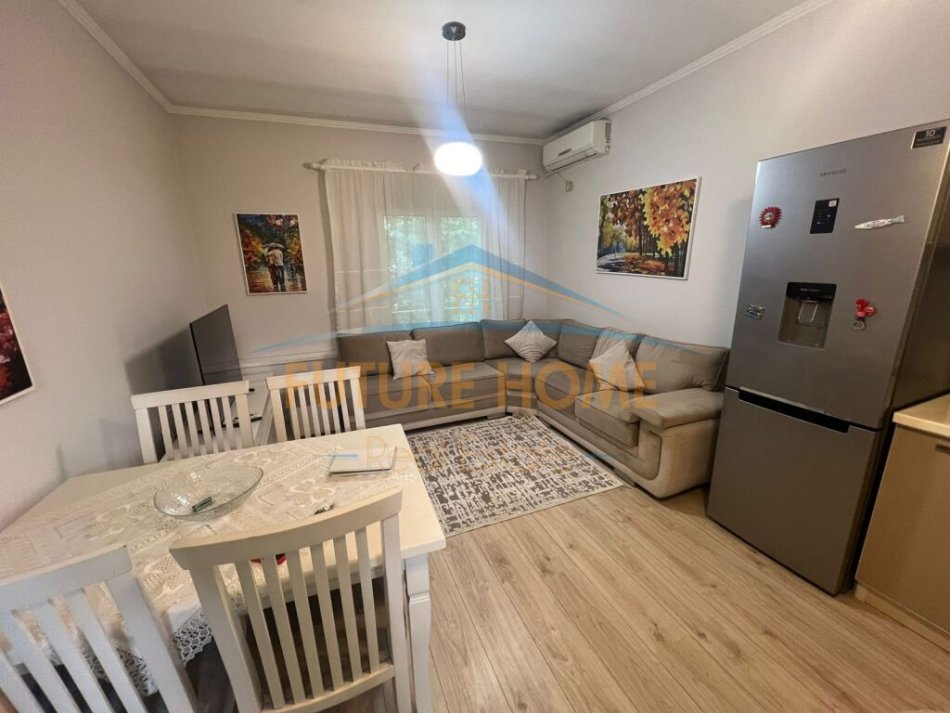 Tirane, jepet me qera apartament 2+1+Ballkon Kati 5, 150 m² 750 € (Shallvaret)