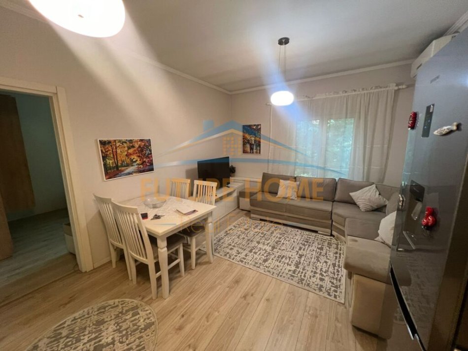 Tirane, jepet me qera apartament 2+1+Ballkon Kati 5, 150 m² 750 € (Shallvaret)