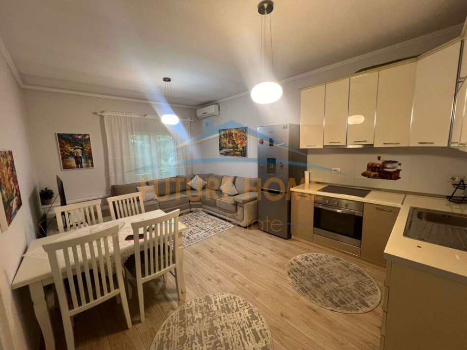 Tirane, jepet me qera apartament 2+1+Ballkon Kati 5, 150 m² 750 € (Shallvaret)