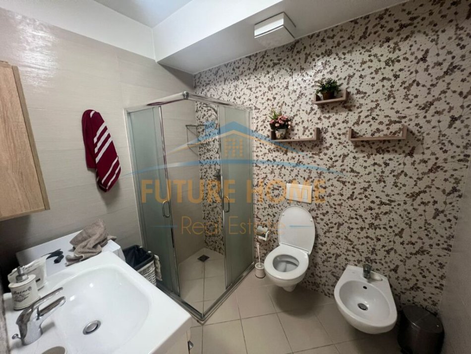 Tirane, jepet me qera apartament 2+1+Ballkon Kati 5, 150 m² 750 € (Shallvaret)