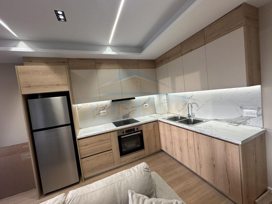 Tirane, jepet me qera apartament 2+1+Ballkon Kati 5, 90 m² 650 € (Brryl)