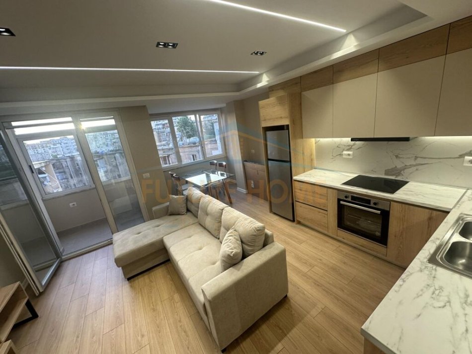 Tirane, jepet me qera apartament 2+1+Ballkon Kati 5, 90 m² 650 € (Brryl)
