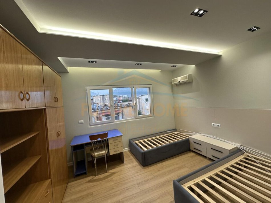Tirane, jepet me qera apartament 2+1+Ballkon Kati 5, 90 m² 650 € (Brryl)