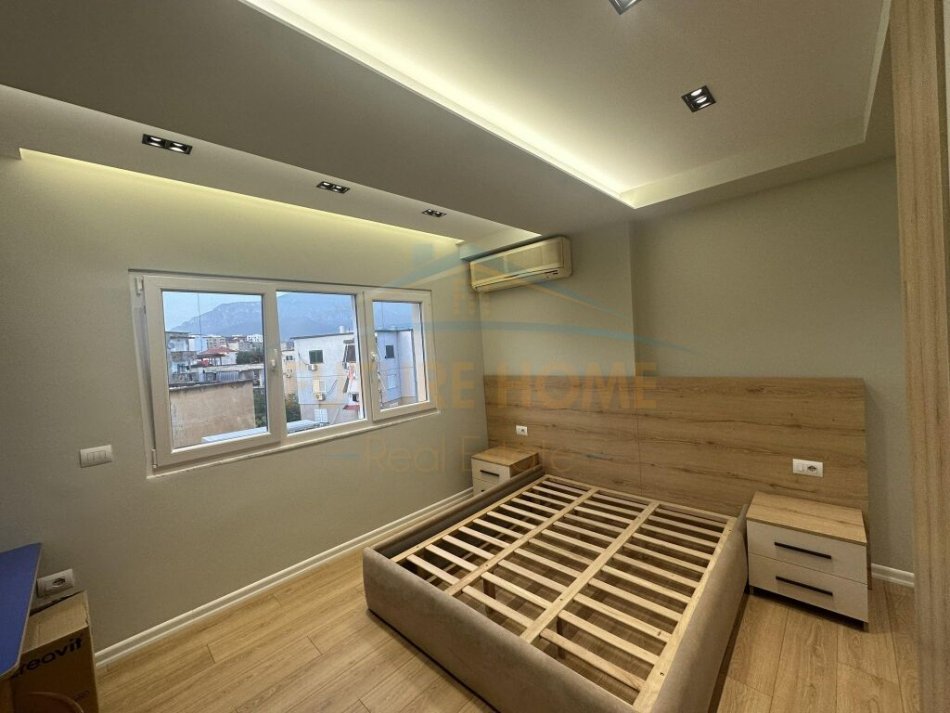 Tirane, jepet me qera apartament 2+1+Ballkon Kati 5, 90 m² 650 € (Brryl)
