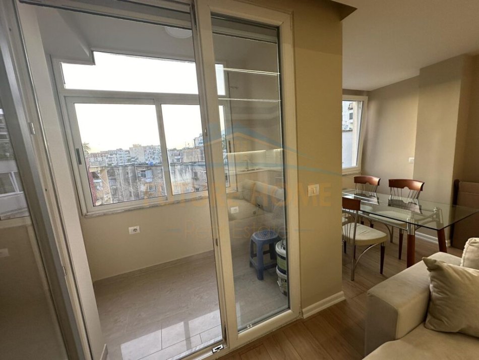 Tirane, jepet me qera apartament 2+1+Ballkon Kati 5, 90 m² 650 € (Brryl)