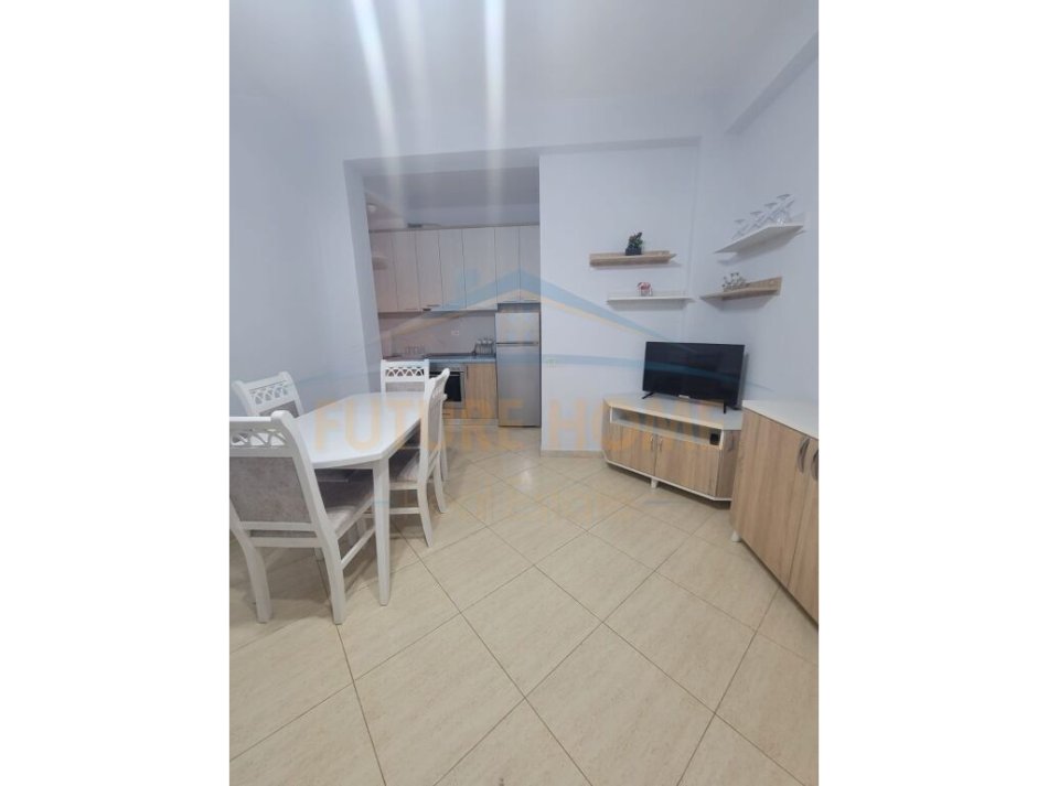 Tirane, jepet me qera 1+1 Kati 1, 50 m² 350 € (Porcelan)