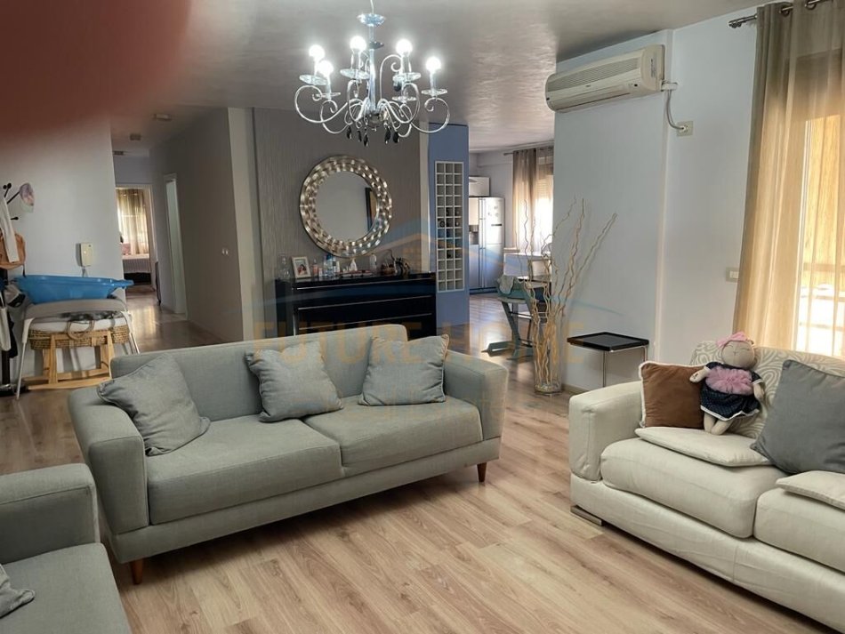 Tirane, jepet me qera apartament 2+1+Ballkon Kati 3, 150 m² 800 € (Rruga e Barrikadave)