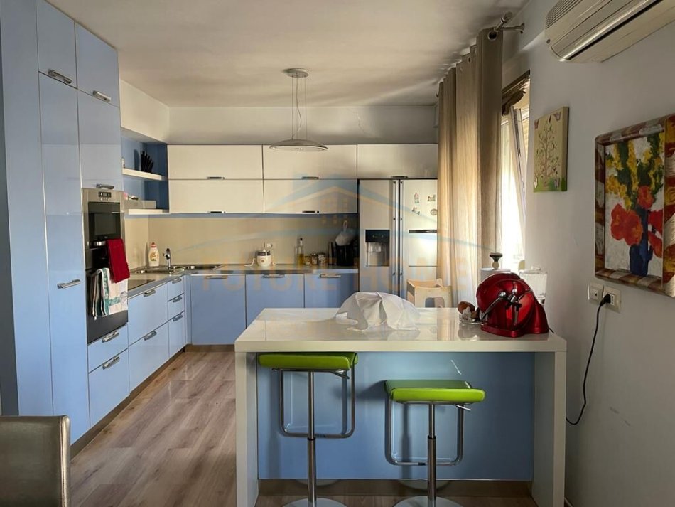 Tirane, jepet me qera apartament 2+1+Ballkon Kati 3, 150 m² 800 € (Rruga e Barrikadave)