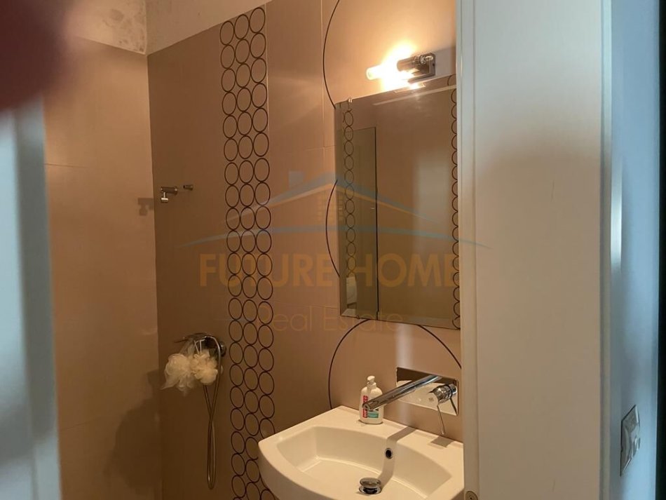 Tirane, jepet me qera apartament 2+1+Ballkon Kati 3, 150 m² 800 € (Rruga e Barrikadave)