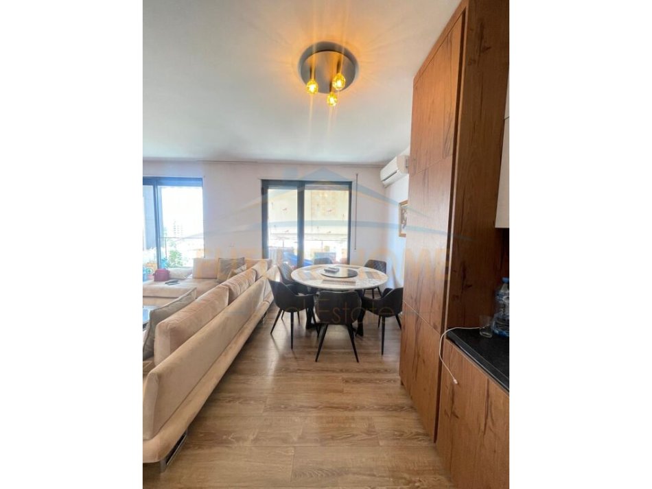 Tirane, jepet me qera apartament 2+1+Ballkon Kati 7, 120 m² 800 € (Ish Parku)