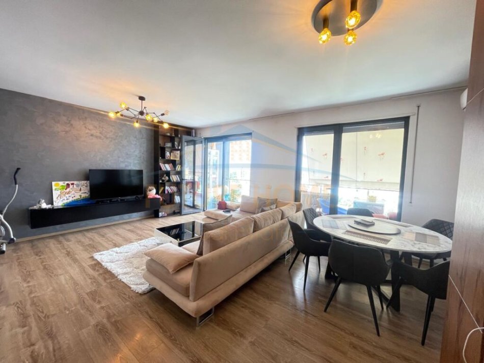 Tirane, jepet me qera apartament 2+1+Ballkon Kati 7, 120 m² 800 € (Ish Parku)