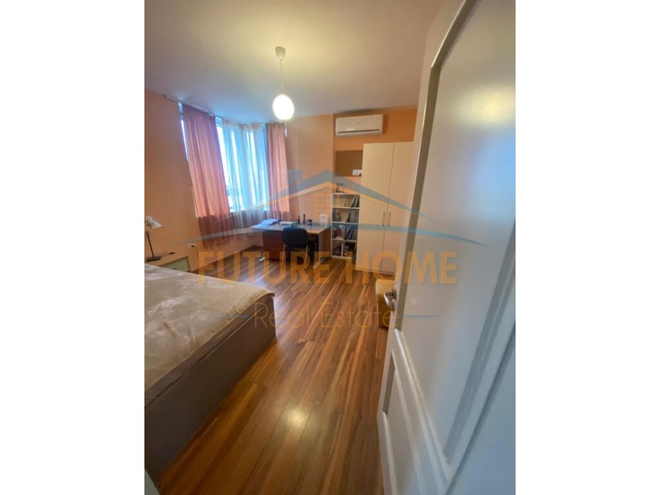 Tirane, jepet me qera apartament 2+1 Kati 5, 118 m² 1,000 € (Qender)