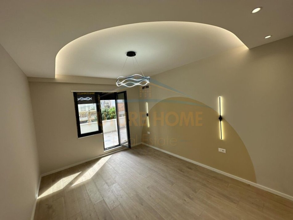 Tirane, shes apartament 2+1+Ballkon Kati 2, 113 m² 250.000 € (rruga qemal stafa)