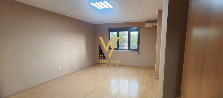 Tirane, jepet me qera zyre Kati 3, 160 m² 1.600 € (QENDER)