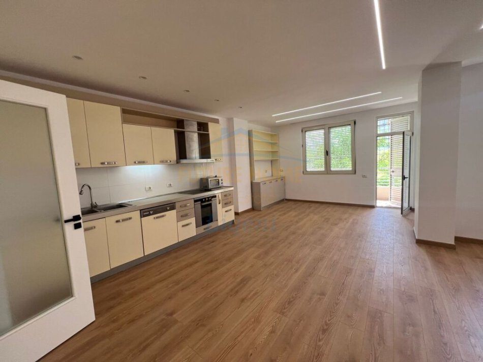 Tirane, shitet apartament 2+1+Ballkon Kati 4, 89 m² 140.000 € (Kodra e Diellit, prane Eleonor)