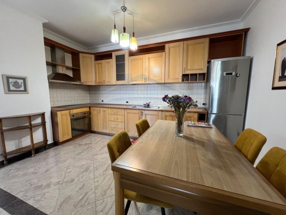 Tirane, jepet me qera apartament 2+1 Kati 8, 160 m² 800 € (Blloku)