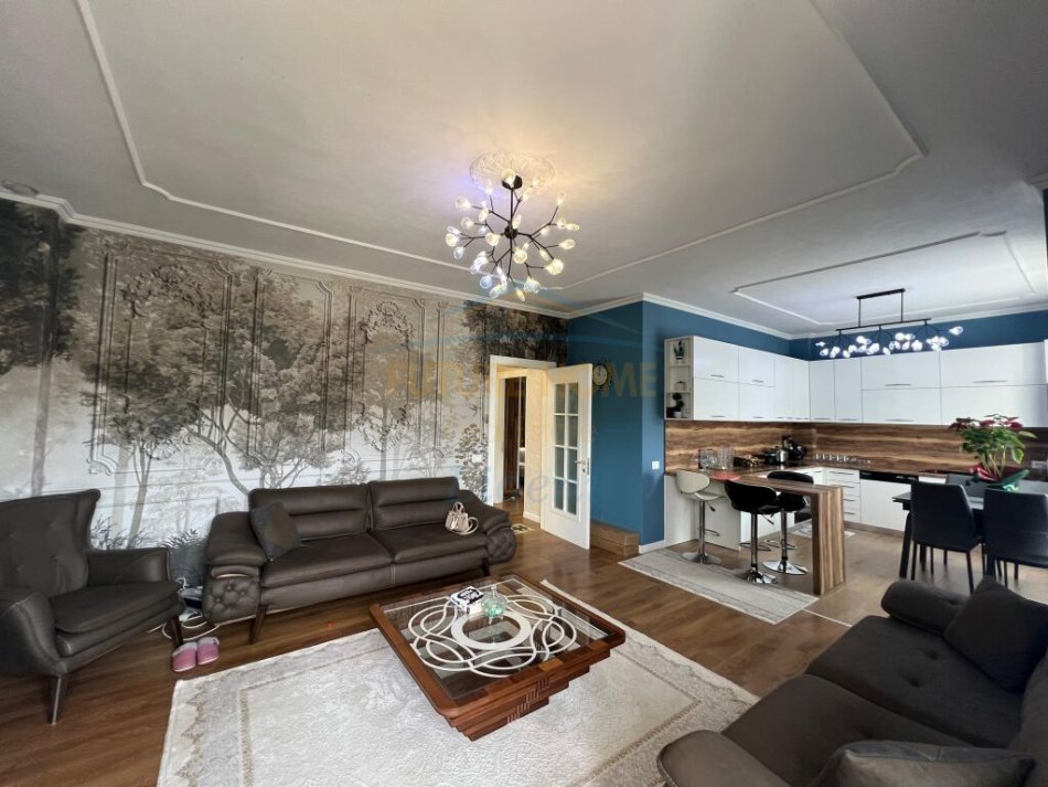 Tirane, shitet apartament 2+1+Ballkon Kati 1, 123 m² 210.000 € (Kopshti Botanik)