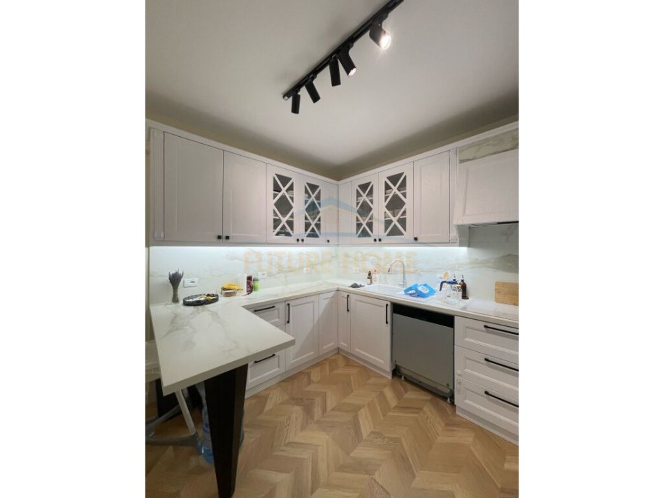 Tirane, jepet me qera apartament 3+1+Ballkon Kati 3, 150 m² 1.300 € (Kodra e Diellit)