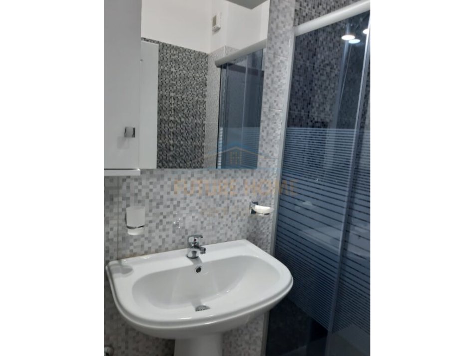 Tirane, jepet me qera apartament 1+1+Ballkon Kati 3, 68 m² 500 € (Vasil Shanto)