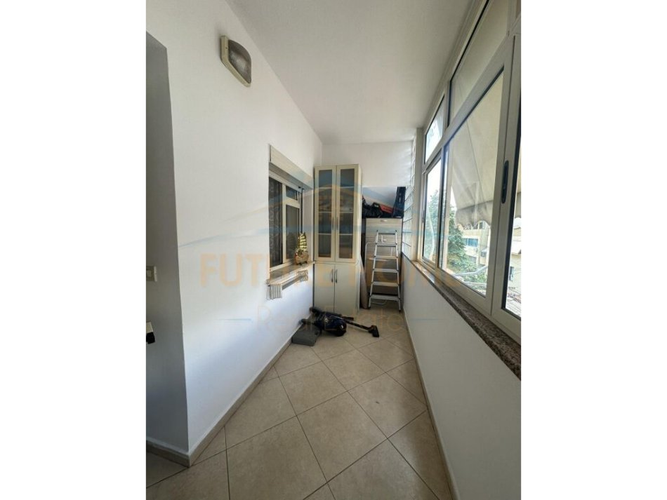 Tirane, jepet me qera apartament 2+1+Ballkon Kati 2, 100 m² 550 € (rruga myslym shyri)