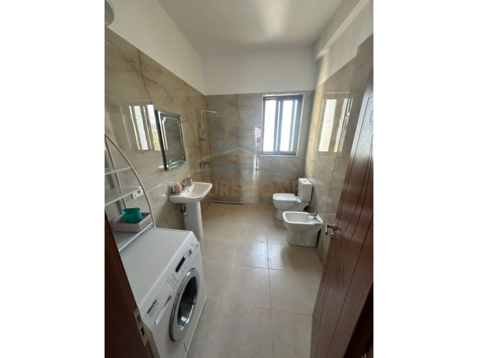 Tirane, jepet me qera apartament 1+1 Kati 3, 350 € (Rruga e Dibres)