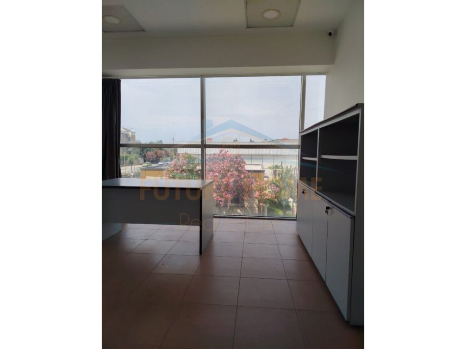 Durres, jepet me qera ambjent biznesi Kati 0, 218 m² 1.000 € (Shkozet)