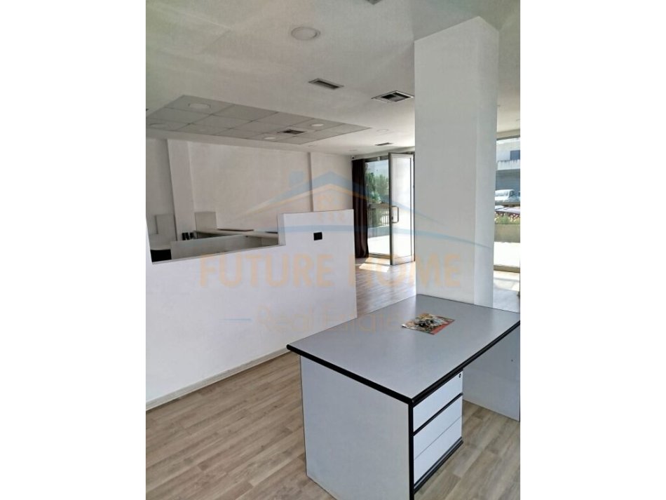 Durres, jepet me qera ambjent biznesi Kati 0, 218 m² 1.000 € (Shkozet)