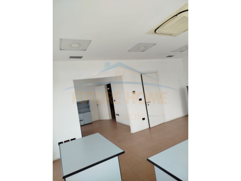 Durres, jepet me qera ambjent biznesi Kati 0, 218 m² 1.000 € (Shkozet)